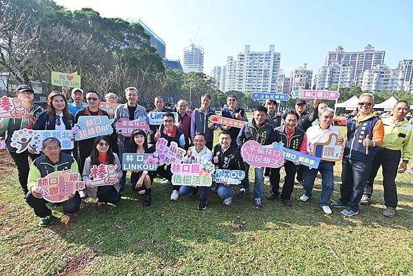 03.知名演員王道蒞臨現場，與社區長者一同來體驗參與親植山櫻花