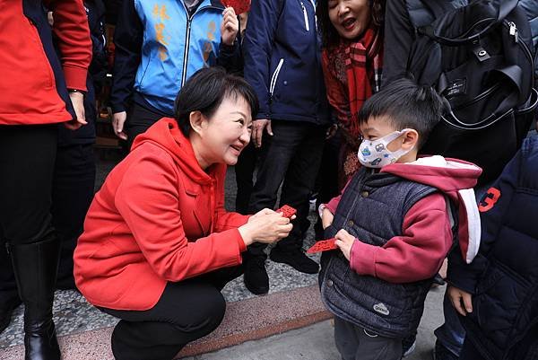 今年市長小紅包運用龍麟一點一滴精巧呈現龍的形象-象徵富市台中美好願景的逐步實現-且龍身並選用雷射金箔技術-呈現龍的律動與光輝