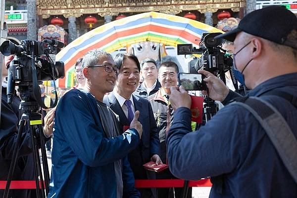 年初五走訪高屏廟宇發放福袋 賴清德副總統祈求臺灣國運昌隆 人