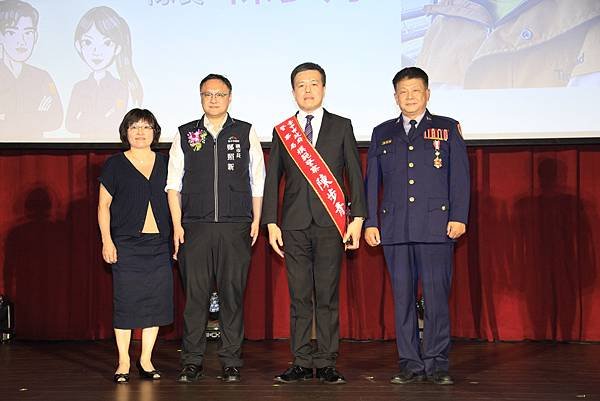 台中市政府警察局113年警察節頒獎典禮表揚8位波麗士英雄-並轉頒內政部資深警察獎章予12位代表2