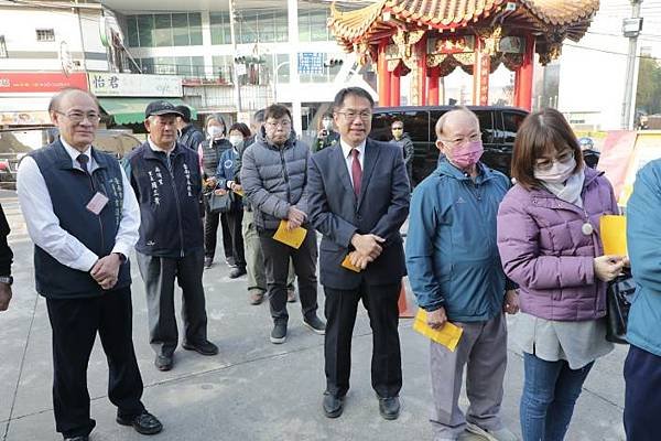 黃偉哲晨起排隊投票籲民眾踴躍行使公民權 副總統賴清德返安平投