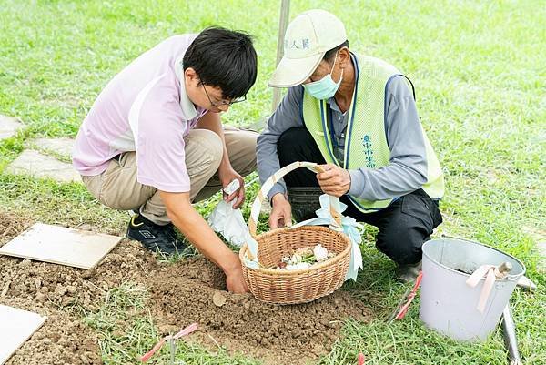 火化後骨灰經特殊研磨處理-葬埋於綠草如茵的園區內回歸大自然-示意圖