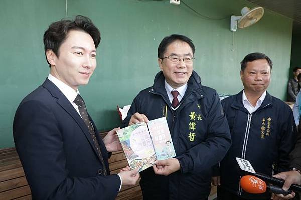 韓國樂天巨人隊臺南春訓 黃偉哲探班招待肉包、珍奶在地美食