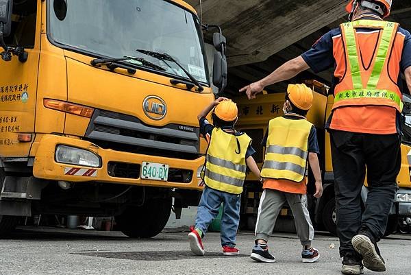 小小清潔隊員認真聽車輛介紹，對垃圾車充滿好奇