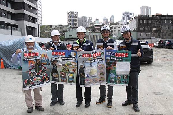 圖6、勞工局長陳瑞嘉前往江子翠德鄰建設工地瞭解施工作業，並致贈關懷物品，提醒勞工注意施工安全。