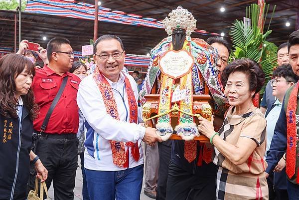 侯友宜赴樹林濟安宮參拜 恭祝保生大帝聖誕千秋