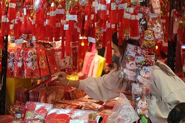 《高雄過好年系列活動》三鳳中街率先登場 陳其邁向市民發送蛇來