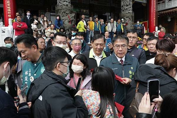 黃偉哲陪同賴清德初一參拜祈福 祝福市民龍年行大運