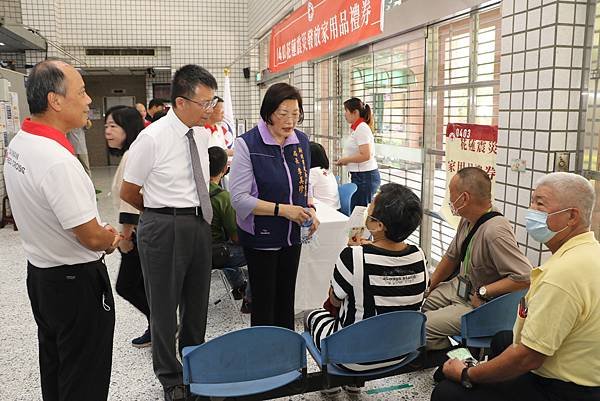 中華民國紅十字會新任會長潘維大（左2）和李美珍局長（左3）關心受災戶目前居住情形