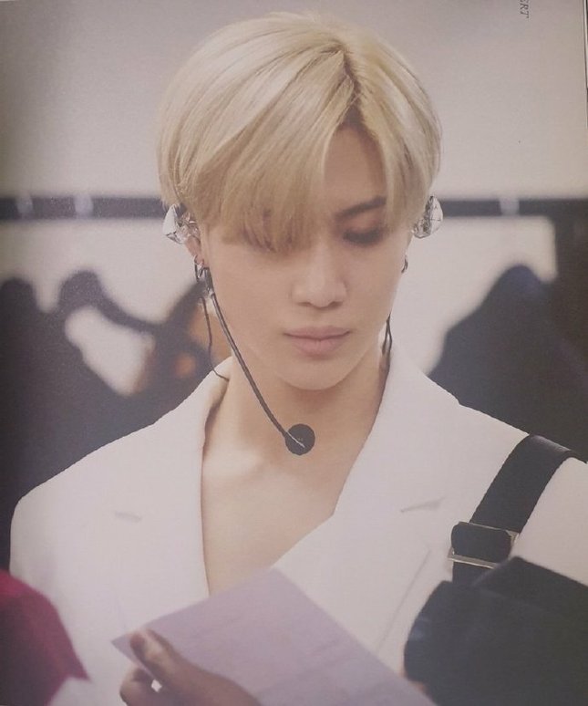 TAEMIN T1001101 Photobook (1).jpg