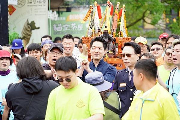 蔣萬安扛尪公輦轎巡田園 為文山區祈求風調雨順、商圈及茶產業蓬