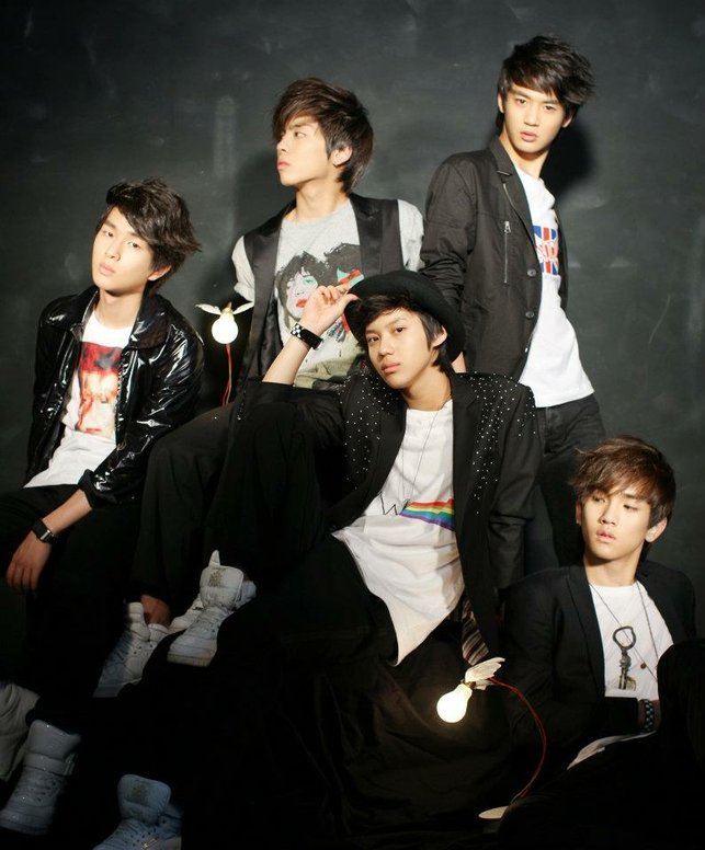 The First Album ‘The SHINee World’7.jpg