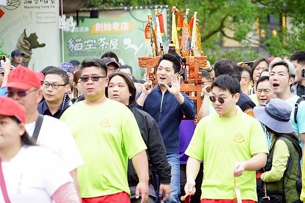 蔣萬安扛尪公輦轎巡田園 為文山區祈求風調雨順、商圈及茶產業蓬