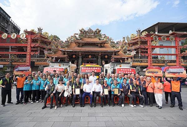 1.今(10)日新莊慈祐宮(媽祖宮)、地藏庵及武聖廟攜手捐贈新北市政府1輛垃圾車及2輛資源回收車，副市長劉和然代理市長到場接受捐贈並表達感謝