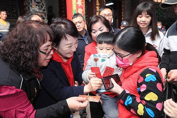 盧市長大年初二宮廟發小紅包