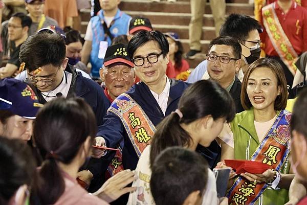 林園鳳芸宮海巡媽回鑾安座 陳其邁親臨扶轎、發壓轎金保平安