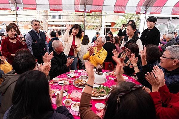 新北市經發局長盛筱蓉也與現場民眾一起吃圍爐宴歡迎接新年，並發放「蛇福泰吉」的福袋予民眾