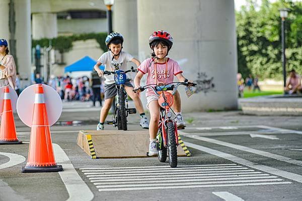 學童進行單車上下坡考驗