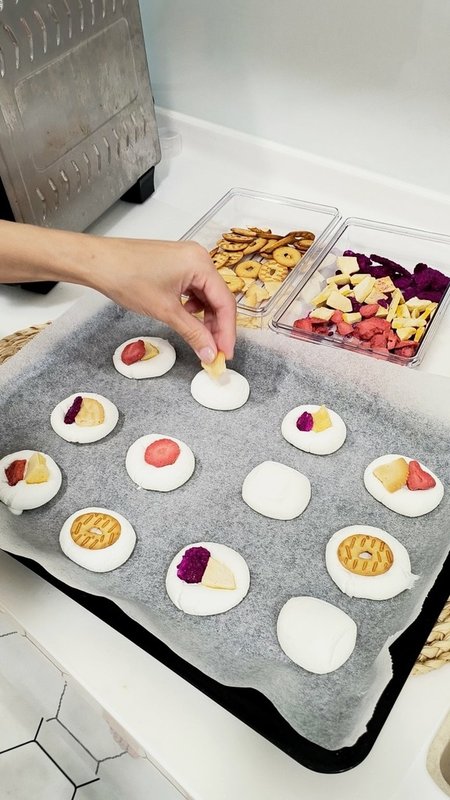 孩子成就感爆棚！一起做過年伴手禮點心「棉花糖脆餅＆草莓雪Ｑ餅