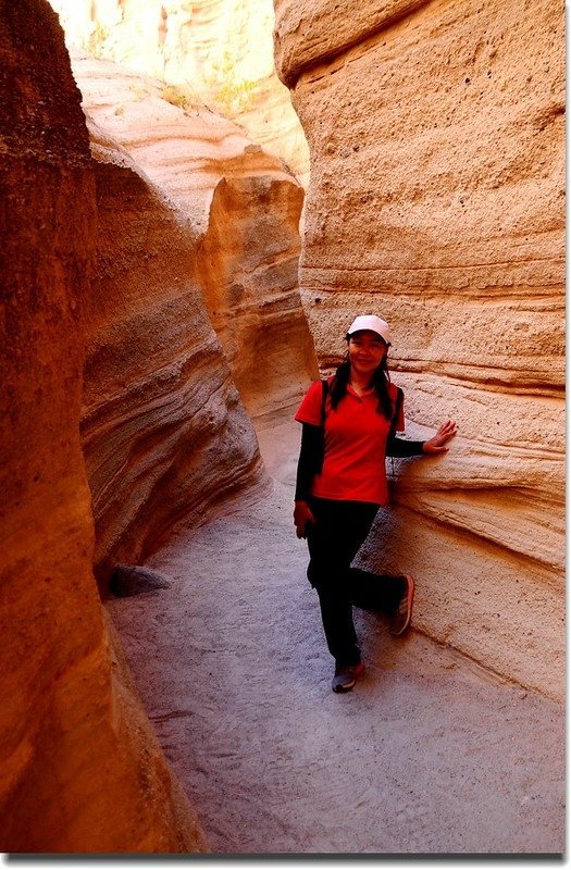 Hiking into the narrow slot at the end of the trail 3