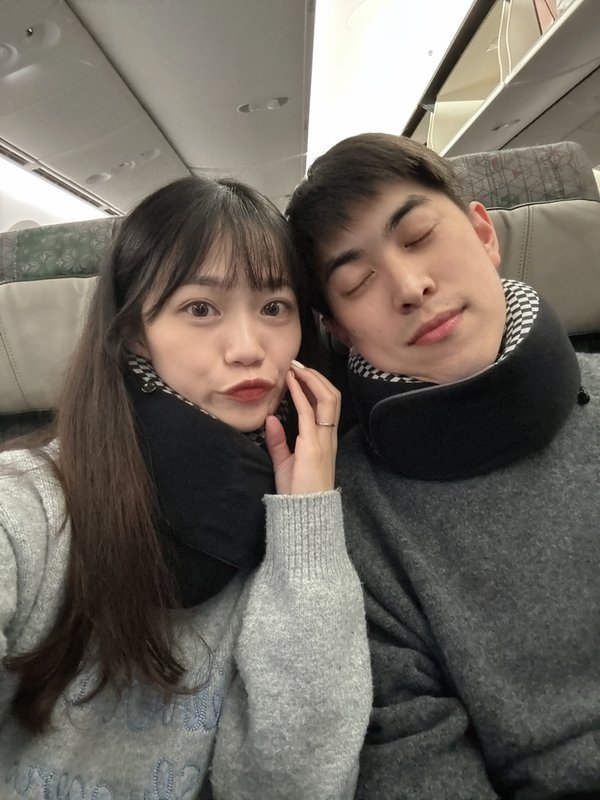 飛機上的助眠神物｜GreySa 格蕾莎頸枕｜全家出國、夫妻蜜