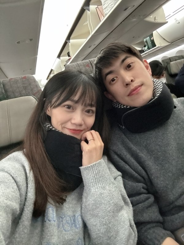 飛機上的助眠神物｜GreySa 格蕾莎頸枕｜全家出國、夫妻蜜