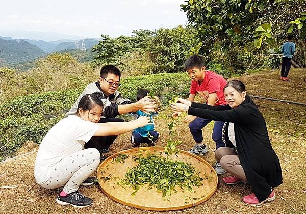 迎接中秋節，深坑與坪林分館特別在中秋前夕，推出適合全家大小一起同樂的「閱見中秋」親子體驗活動，邀大家感受不一樣的節慶閱讀體驗