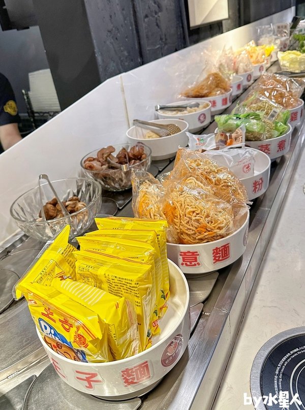 迴轉火鍋吃到飽199起！超過60種蔬菜、火鍋料、熟食、飯麵、