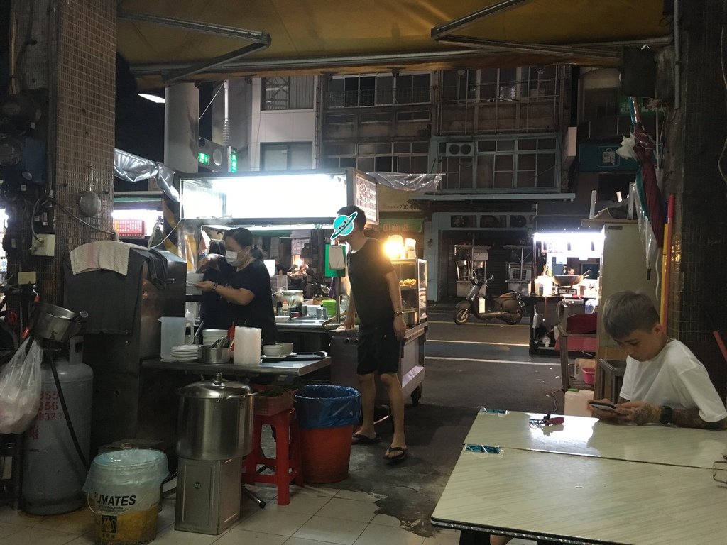 六和巧味排骨酥湯店門_拾誠實