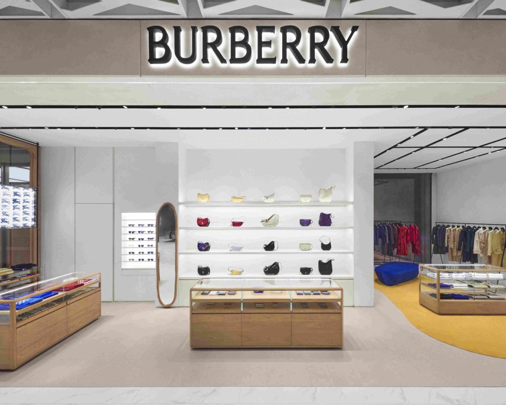 台南搬家公司評價 Burberry全新專門店於台北新光三越D