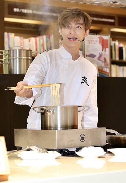 20200507 炎亞綸 炎選絕品 伴你乾拌麵上市記者會 hugo by hc group 13.jpg