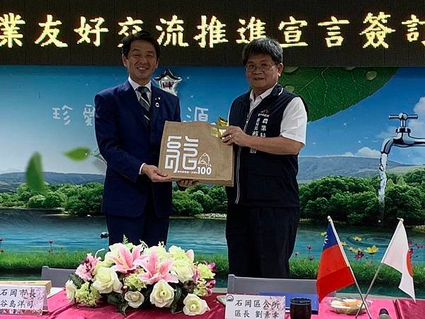 蔡副局長代表盧秀燕市長致贈梨山茶