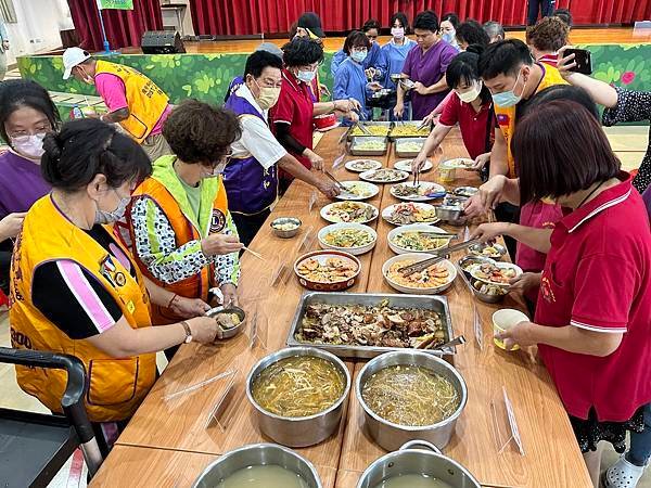 華夏獅友及善緣福氣義廚聯盟工作人員幫忙院生打餐