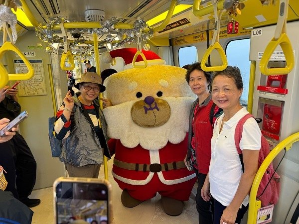 桑塔熊搭乘「雪粼列車」引起民眾搶拍驚喜連連_resize