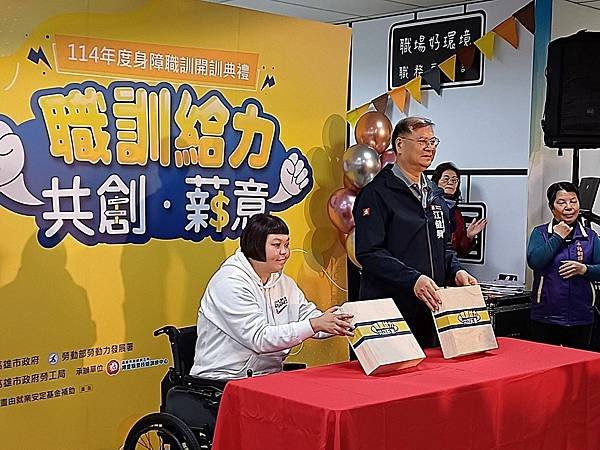 高雄市政府 陳其邁市長、林欽榮、羅達生、李懷仁副市長、郭添貴