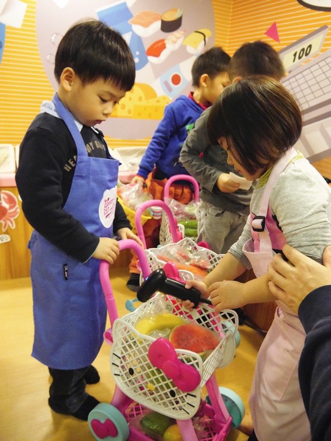 │台北親子館│Bears World貝兒絲樂園。 寶寶超市初體驗，環遊世界親子變裝趣 沙池 撈魚 球池 溜滑梯 