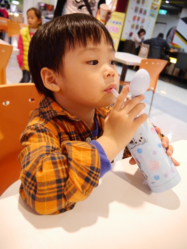 日本迪士尼2way兩用保溫保冷杯，吸管學習杯也可變身成大人杯蓋隨行杯哦！