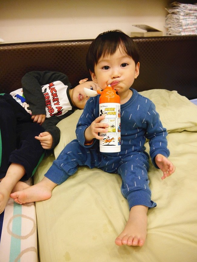日本迪士尼2way兩用保溫保冷杯，吸管學習杯也可變身成大人杯蓋隨行杯哦！