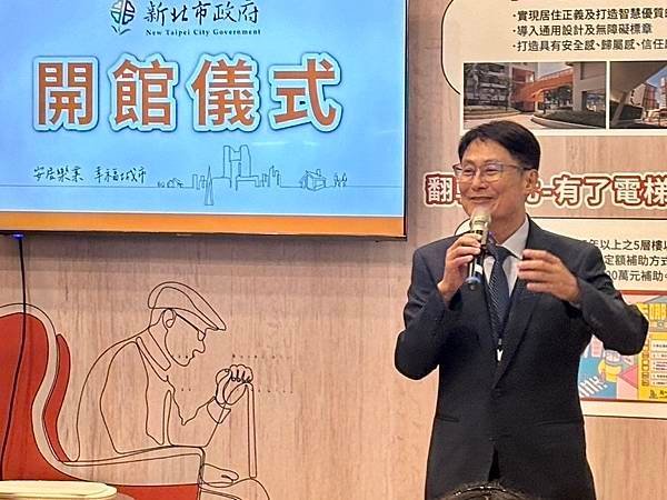 新北市副市長陳純敬開幕致詞時，向參展民眾說明新北透過科技力提升高齡者服務品質推動成果。