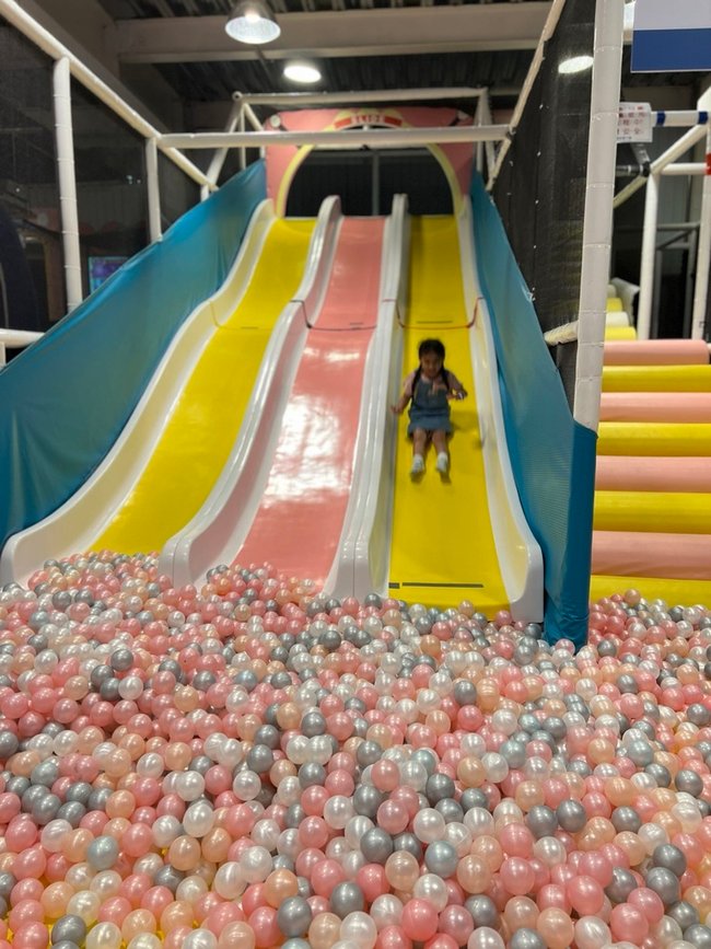 《宜蘭景點》宜蘭室內遛小孩聖地！童樂親子館超好玩！波浪溜滑梯