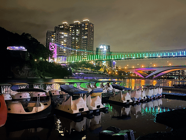 碧潭吊橋8月推出全新主題「虹彩絮語」光雕動畫，彷彿彩虹劃過夜空