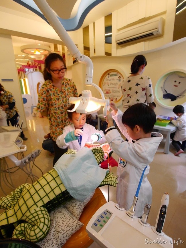 全台唯一兒童牙齒保健親子館「Okme醫遊館」超萌系小小實習生體驗式學習。宜蘭景點 親子景點 宜蘭牙醫體驗 親子diy
