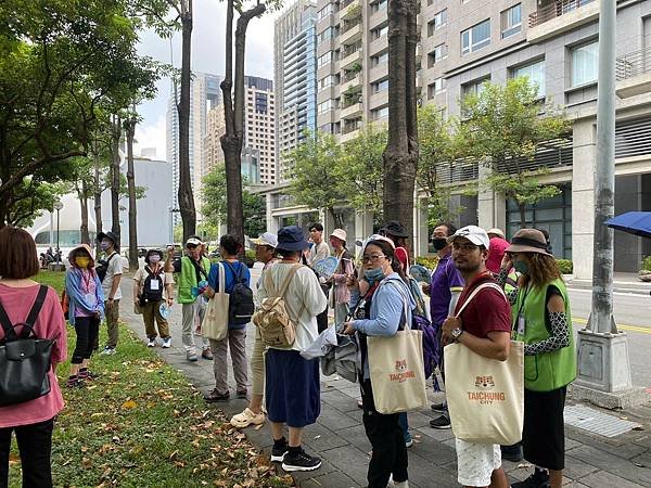 活動途經夏綠地公園-志工為民眾講解園區內設置的公共藝術裝置-聆-聽-_0