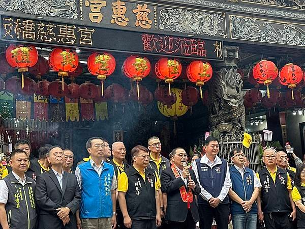 板橋慈惠宮媽祖遶境起駕 侯友宜點起馬炮、祈求保佑平安無災