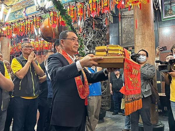 板橋慈惠宮媽祖遶境起駕 侯友宜點起馬炮、祈求保佑平安無災