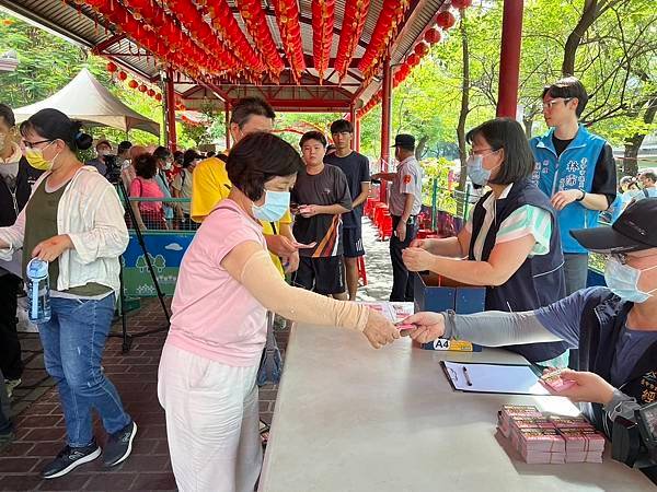 物調券開發首日-建國市場發放情形