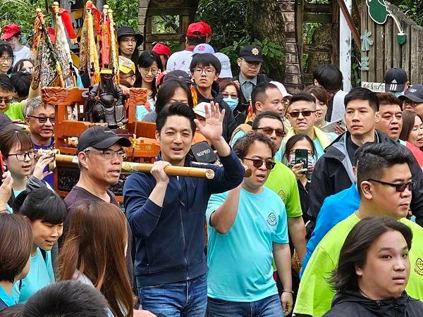 蔣萬安扛尪公輦轎巡田園 為文山區祈求風調雨順、商圈及茶產業蓬