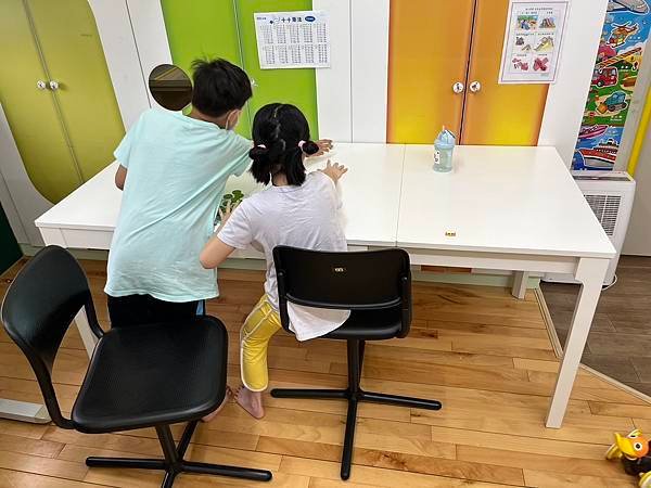 兒少迫不及待使用全新桌椅家具