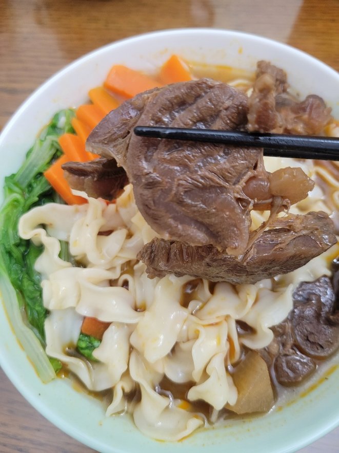 團購牛肉麵推薦：【煮匙人】老饕紅燒牛肉麵 常溫料理包