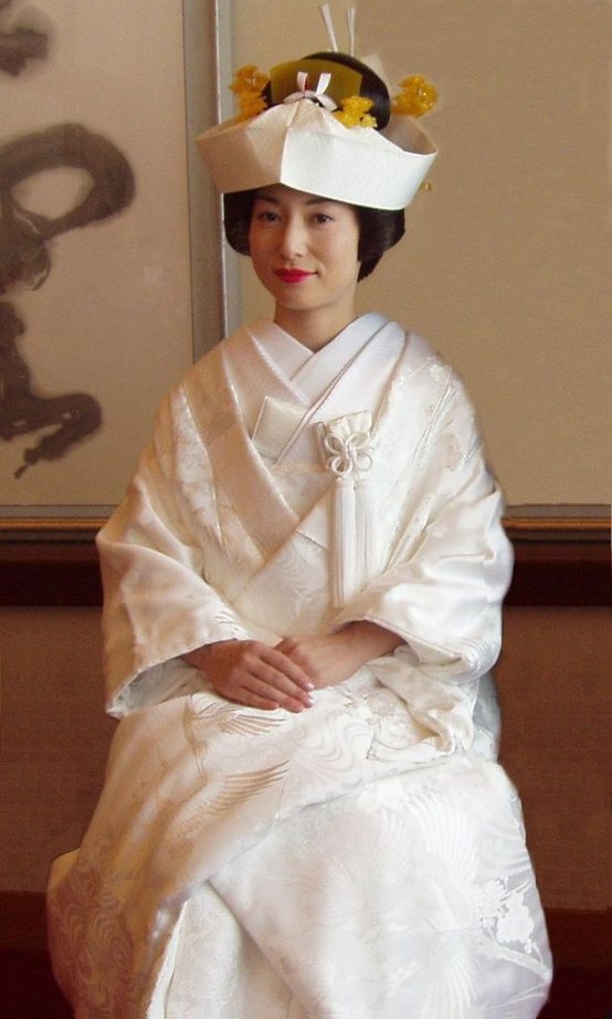 800px-Wedding_kimono.jpg